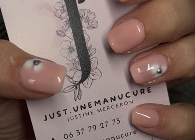Ongles élégants pastel chez Just.unemanucure, Cognac, Nouvelle-Aquitaine, FR, carte professionnelle en main.