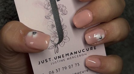 Ongles élégants pastel chez Just.unemanucure, Cognac, Nouvelle-Aquitaine, FR, carte professionnelle en main.