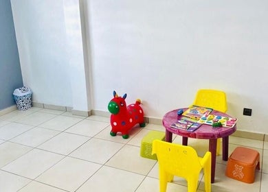 Espace enfant au Cabinet Dentaire Shekina, Bonabéri, Région Du Littoral, CM, avec jouets colorés.