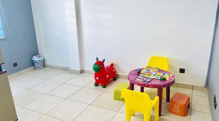 Espace enfant au Cabinet Dentaire Shekina, Bonabéri, Région Du Littoral, CM, avec jouets colorés.