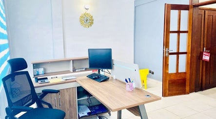 Bureau moderne au Cabinet Dentaire Shekina, Bonabéri, Région Du Littoral, CM, lumineux et bien aménagé.
