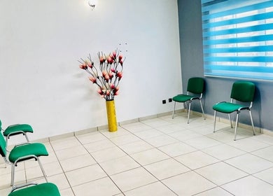Salle d'attente lumineuse avec chaises vertes au Cabinet Dentaire Shekina, Bonabéri, Région Du Littoral, CM.