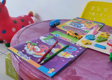 Espace enfant coloré à Cabinet Dentaire Shekina, Bonabéri, Région Du Littoral, CM avec jouets et livres éducatifs.