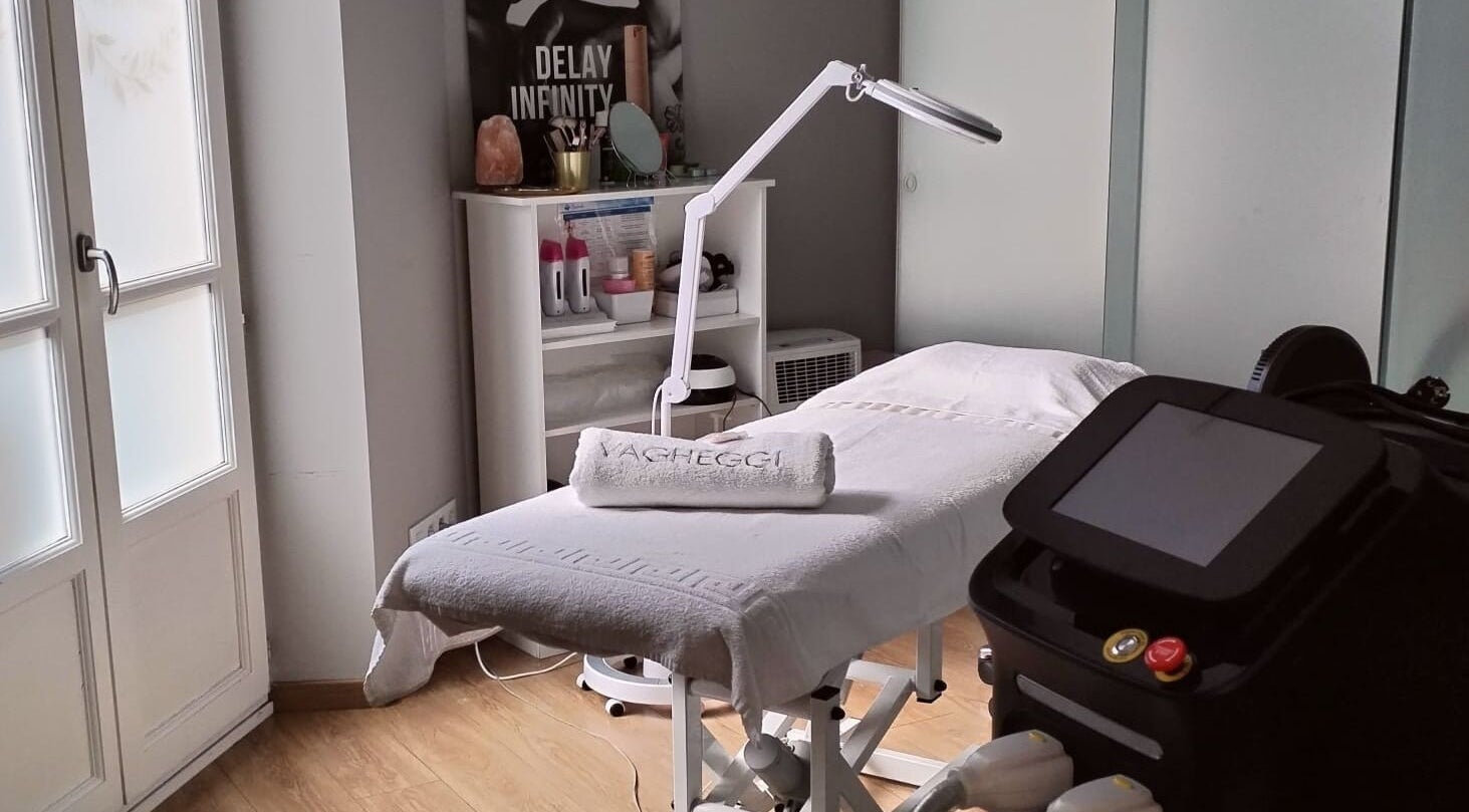 Espacio de tratamiento en Clínica Estética Musas Beauty Concept en Ourense, ES, equipado para bienestar y belleza.