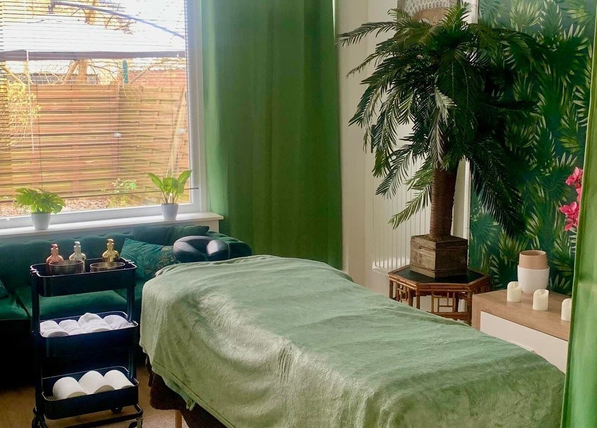 Salle de massage paisible chez Tantrareve.com à Baisieux, Hauts-de-France, FR avec déco tropicale.
