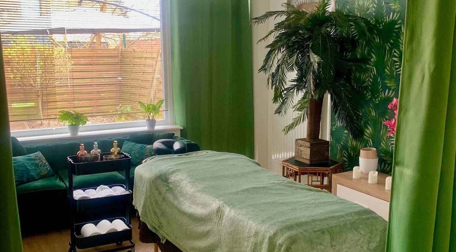 Salle de massage paisible chez Tantrareve.com à Baisieux, Hauts-de-France, FR avec déco tropicale.