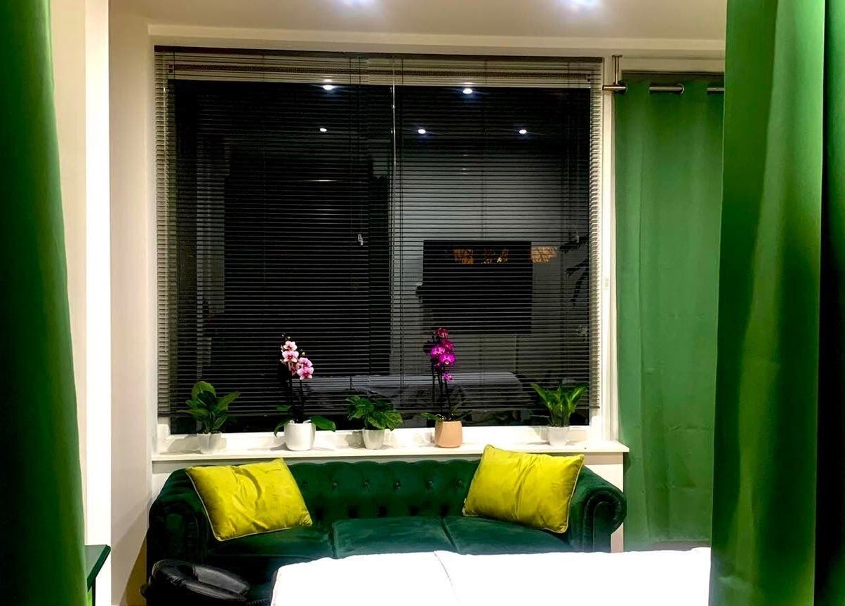 Intérieur apaisant chez Tantrareve.com, Baisieux, Hauts-de-France, FR avec canapé et plantes.