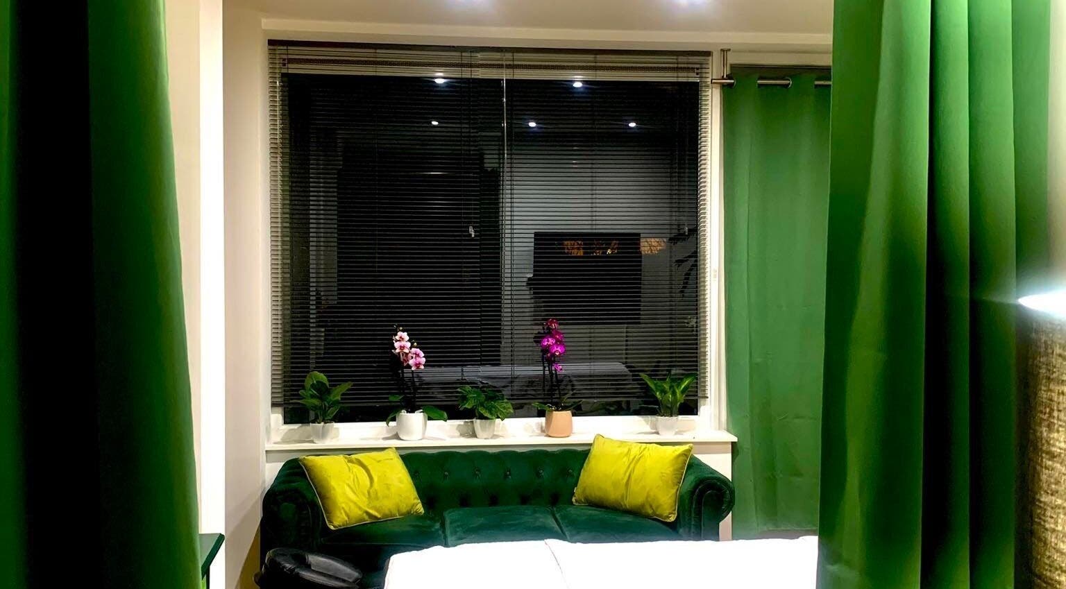 Intérieur apaisant chez Tantrareve.com, Baisieux, Hauts-de-France, FR avec canapé et plantes.