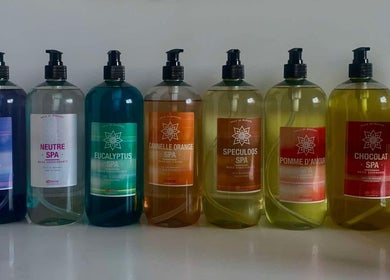 Flacons d'huiles aromatiques au spa Tantrareve.com, Baisieux, Hauts-de-France, FR.