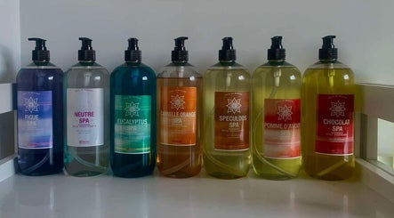 Flacons d'huiles aromatiques au spa Tantrareve.com, Baisieux, Hauts-de-France, FR.