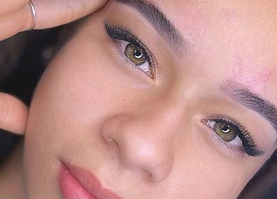 Close-up de maquiagem sofisticada no Dudah Alves Studio Beauty, Aparecida de Goiânia, Goiás, BR.