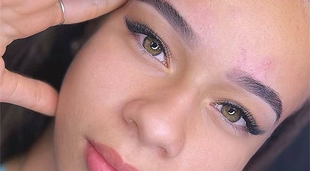 Close-up de maquiagem sofisticada no Dudah Alves Studio Beauty, Aparecida de Goiânia, Goiás, BR.