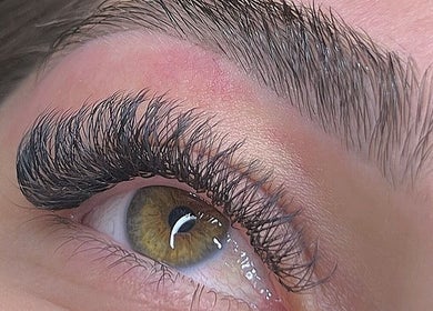 Close-up de cílios volumosos feitos no Dudah Alves Studio Beauty, Aparecida de Goiânia, Goiás, BR.