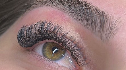 Close-up de cílios volumosos feitos no Dudah Alves Studio Beauty, Aparecida de Goiânia, Goiás, BR.