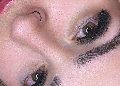 Close de olhos com cílios volumosos no Dudah Alves studio beauty, Aparecida de Goiania, Goiás, BR.