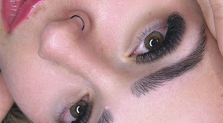 Close de olhos com cílios volumosos no Dudah Alves studio beauty, Aparecida de Goiania, Goiás, BR.