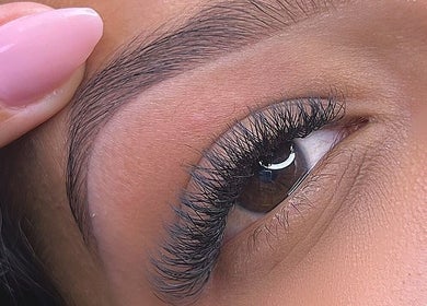 Close-up de extensão de cílios no Dudah Alves studio beauty, Aparecida de Goiânia, Goiás, BR.