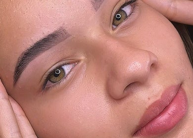 Detalhe do rosto bem cuidado em Dudah Alves Studio Beauty, Aparecida de Goiânia, Goiás, BR.