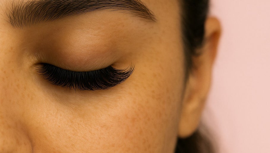 Extension de cils élégante chez Rym_Lashes à Toulouse, Occitanie, FR. Beauté naturelle sublimée.