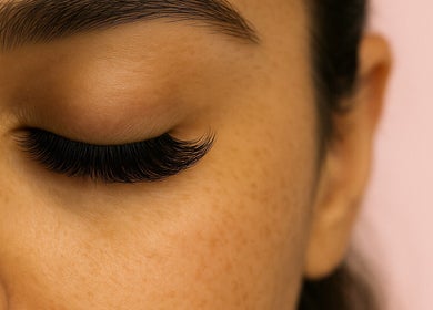 Extension de cils élégante chez Rym_Lashes à Toulouse, Occitanie, FR. Beauté naturelle sublimée.