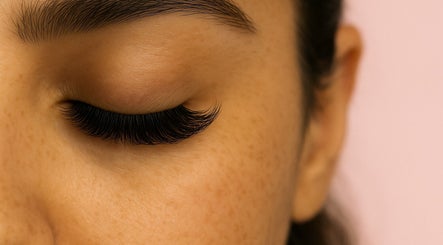 Extension de cils élégante chez Rym_Lashes à Toulouse, Occitanie, FR. Beauté naturelle sublimée.