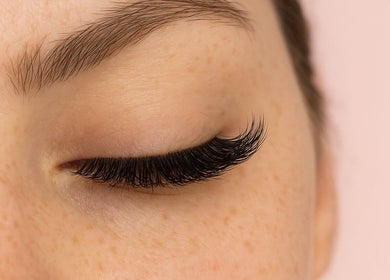 Extension de cils élégante chez Rym_Lashes, Toulouse, Occitanie, FR. Beauté et sophistication.