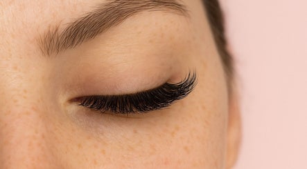Extension de cils élégante chez Rym_Lashes, Toulouse, Occitanie, FR. Beauté et sophistication.