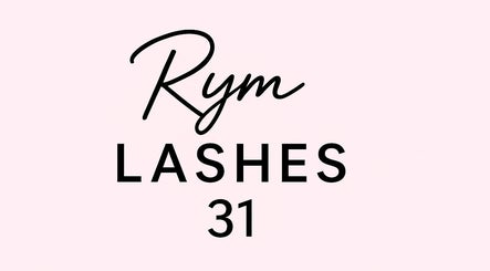 Logo de Rym_Lashes à Toulouse, Occitanie, FR sur fond rose pâle.