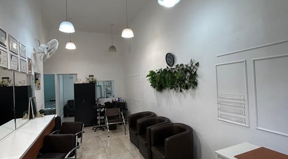 Interior sofisticado do salão Ana Luiza Ferreira em São Paulo, São Paulo, BR com poltronas e decoração moderna.