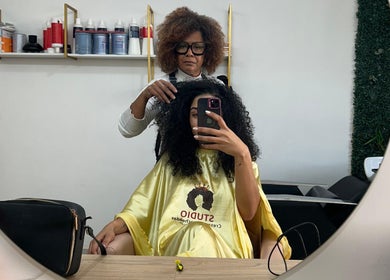 Profissional cuidando de cabelo cacheado em Studiocrespa&cacheada, São Paulo, São Paulo, BR.