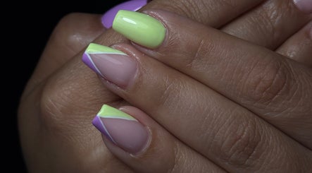 Design neon na manicure por Ana Santos Nail Artist em Arronches, Portalegre, PT.