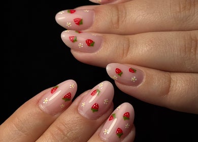 Design de unhas com morangos em Ana Santos Nail Artist, Arronches, Portalegre, PT. Delicado e criativo.