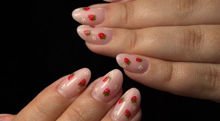 Design de unhas com morangos em Ana Santos Nail Artist, Arronches, Portalegre, PT. Delicado e criativo.
