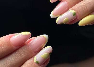 Unhas decoradas com limões por Ana Santos Nail Artist em Arronches, Portalegre, PT. Estilo vibrante e moderno.