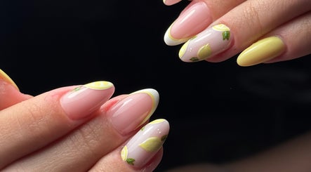 Unhas decoradas com limões por Ana Santos Nail Artist em Arronches, Portalegre, PT. Estilo vibrante e moderno.