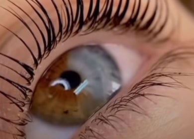 Nahaufnahme eines Auges mit langen Wimpern, gepflegt bei OnutzaBeauty-Homestudio in Ingolstadt, Bayern, DE.