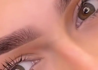 Perfekt gestylte Augenbrauen bei OnutzaBeauty-Homestudio in Ingolstadt, Bayern, DE.