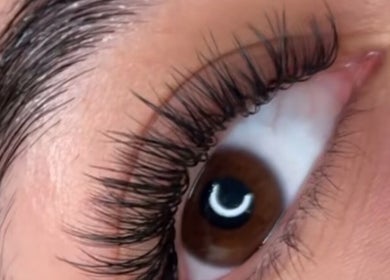 Detailansicht von perfekt gestylten Wimpern bei OnutzaBeauty-Homestudio in Ingolstadt, Bayern, DE.