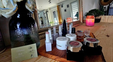 Produits de beauté sur un comptoir chez Madame BLK, Orny, France, FR, avec miroir et bougie parfumée.
