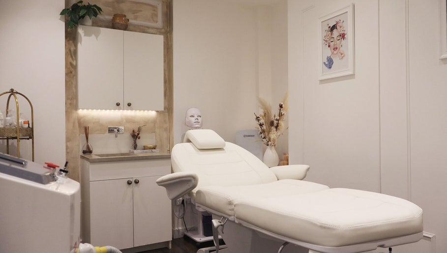 Tranquil treatment room at SkinWell Aesthetics Boutique, London, England, GB with a plush white therapy bed.