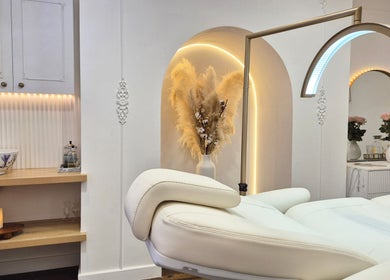 Elegant treatment room at Skin Well Aesthetics Boutique, London, England, GB with modern decor and soft lighting.