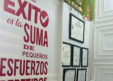 Pared decorada con certificados y mensaje motivacional en L.N. Orlando Luna (Pitillal Centro), Puerto Vallarta, Jalisco, MX.