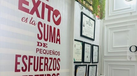 Pared decorada con certificados y mensaje motivacional en L.N. Orlando Luna (Pitillal Centro), Puerto Vallarta, Jalisco, MX.