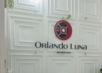 Interior moderno de L.N. Orlando Luna (Pitillal Centro) en Puerto Vallarta, Jalisco, MX, mostrando el logotipo.