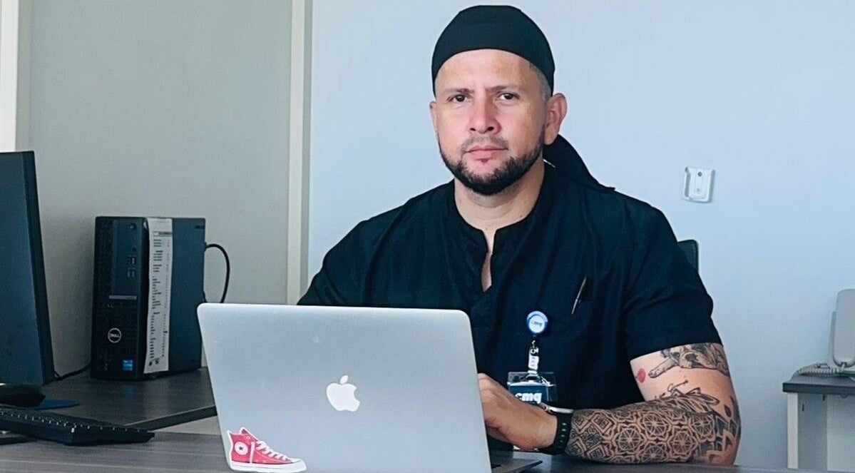 Profesional en oficina de Centro Pitillal, Puerto Vallarta, Jalisco, MX, trabajando en computadora.