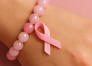 Bracelet rose et ruban soutien sur poignet chez Bien Naître par Ailes, Castelmoron-sur-lot, Nouvelle-aquitaine, FR.