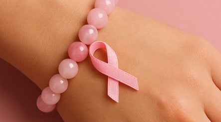 Bracelet rose et ruban soutien sur poignet chez Bien Naître par Ailes, Castelmoron-sur-lot, Nouvelle-aquitaine, FR.