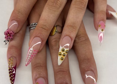 Manucure artistique avec fleurs et clous dorés chez agathanails, Bordeaux, Nouvelle-Aquitaine, FR.