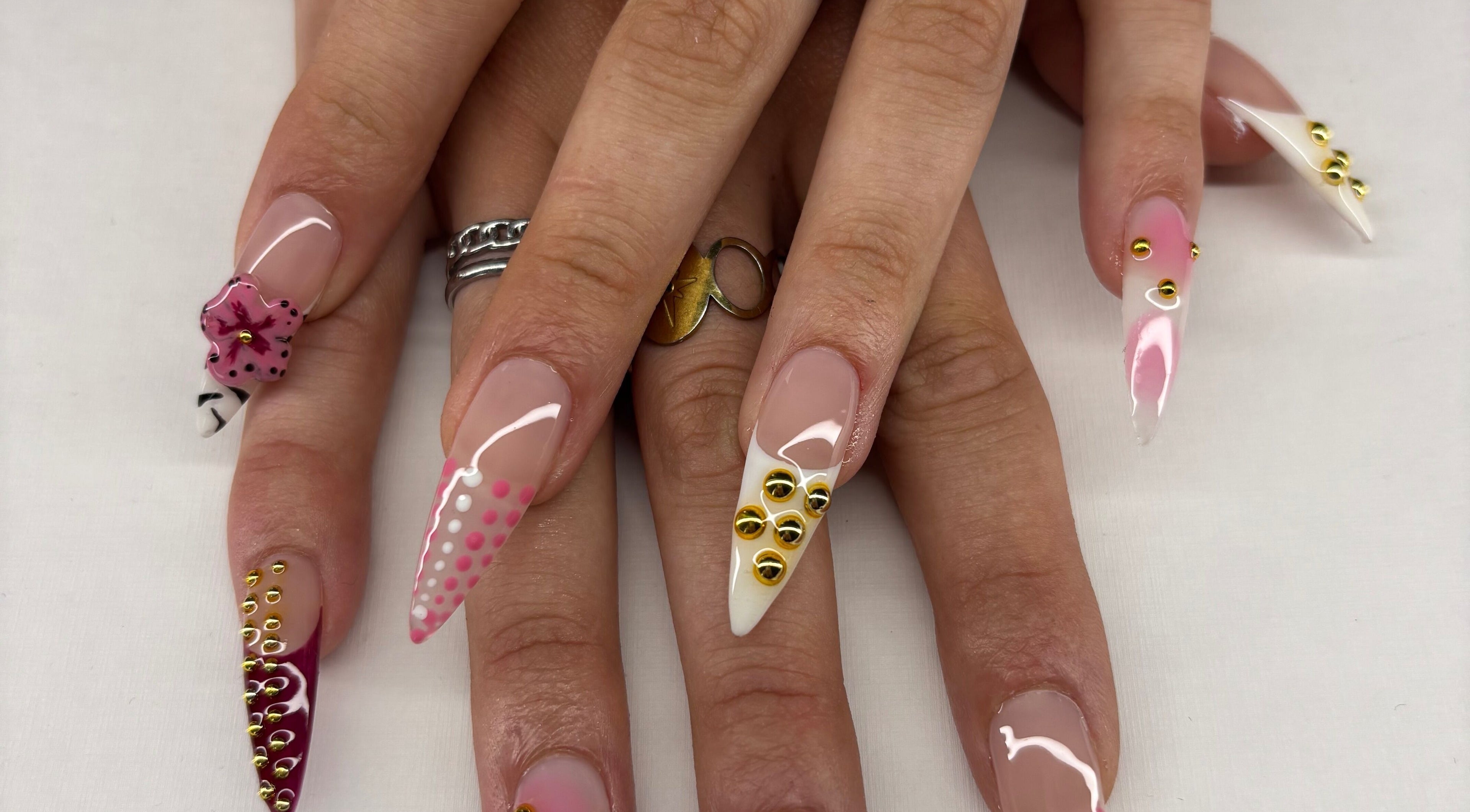 Nail art créatif à Agathanails, Bordeaux, Nouvelle-Aquitaine, FR, avec designs floraux et gemmes dorées.