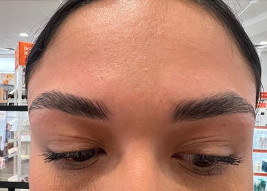 Expertly shaped eyebrows at Browsbybre, Upland, California, US, showcasing detailed grooming.
